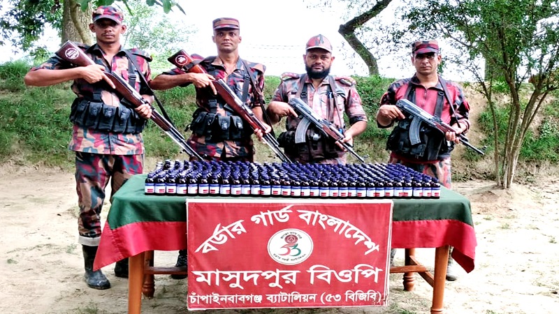 চাঁপাইনবাবগঞ্জ সীমান্তে বিজিবির অভিযানে ৪৪৩ বোতল ভারতীয় নেশার সিরাপ জব্দ